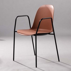 Silla de Comedor Moderna Harmoor STGAI21 de Plástico PU Multicolor, Patas de Metal, Respaldo de Alta Calidad, Diseño Apilable para Sala de Estar - Product Image 4