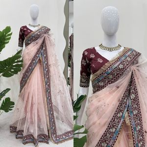 Hermoso sari de diseñador en tela de organza de seda con bordados de hilo y lentejuelas, y blusa en tela de seda mono Benglori con adornos. - Product Image 4