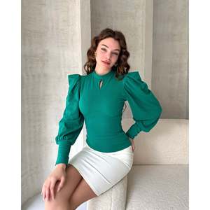 Blusa de Crepé con Cuello Kiss y Mangas Princesa para Mujer, Elegante Top Morado con Mezcla de Lycra para Damas Modernas - Product Image 3