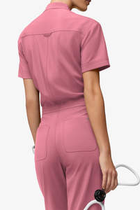 Mono médico rosa para mujer con cuello mandarín, manga corta, cremallera frontal y cintura ajustable - Product Image 2