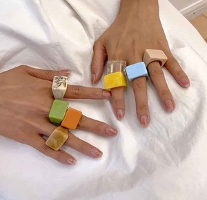 Anneaux en résine acrylique de forme ronde, fabriqués à la main, anneaux d'amour pour femmes, bijoux de fête, vente en gros au meilleur prix - Product Image 1