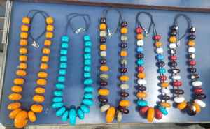 Collier élégant de bijoux en résine multicolore Accessoire de mode artisanal avec style ange et touche de luxe d'Inde - Product Image 3