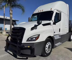 Camión Semirremolque Usado Freightliner Cascadia 126 Sleeper 2023 2024 con Techo Elevado de 72 Pulgadas, Motor Detroit de 455 HP, Transmisión Automática Dt12 de 12 Velocidades - Product Image 1