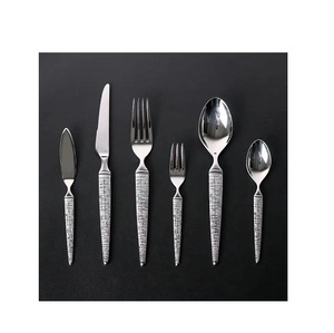 Juego de cubertería de acero inoxidable de diseño contemporáneo exclusivo, 4 piezas, forjado a mano y pulido con espejo por acentos Axiom para el hogar - Product Image 1