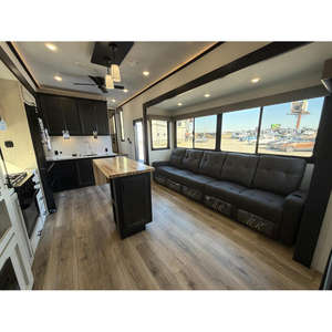 Remolque de Viaje de Aluminio Sabre SRF36DBB-C 2026 con Características Expandidas, Color Blanco, Capacidad para 8 Personas - Product Image 2