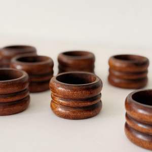 Servilleteros de madera torneados a mano para bodas temáticas naturales o fiestas elaborados con atención al grano y detalles finos - Product Image 1