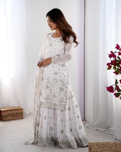 Salwar Kameez Sharara Traditionnel Brodé pour Femme, en Georgette Étoilée, Coupe Classique, Séchage Rapide, Toutes Saisons, Idéal pour Fêtes et Plage - Product Image 4