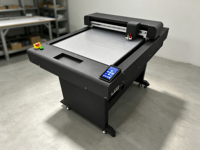 Impresora UV de Cama Plana Automática de Doble Cabezal 6090 con Plotter de Corte de Contorno |   Impresión Digital de 60x90cm, Corte y Plegado Completo para Empaque