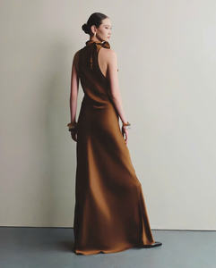 Robe en satin de soie marron cuivré séduisante, design unique de col halterneck à fleurs 3D, fabriquée au Vietnam - Product Image 3