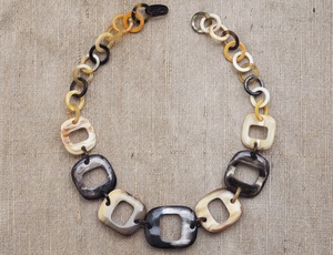 Collar de Lujo Hecho a Mano con Cuerno de Búfalo, Joyería Natural y Sostenible para Mujer, Alta Calidad - Product Image 6