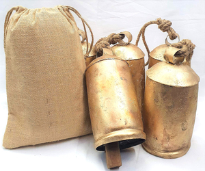 Dernière conception de cloche de vache en fer rustique extra large sur corde ensemble de 5 pièces cloche de vache indienne faite à la main la plus vendue à bas prix - Product Image 1