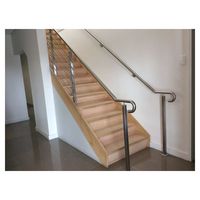 Escalier droit en bois de haute qualité, design d'intérieur américain contemporain, escalier en bois de caoutchouc massif