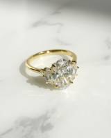 Élégante bague de fiançailles à trois pierres en diamant de laboratoire taille ovale avec accents latéraux, certifiée GRA, en or jaune Art Déco pour femme