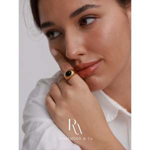 Anello con gemma quadrata in onice nero, anello a fascia con sigillo a raggi di sole in oro anti-ossidazione, impermeabile, con tecnica di incastonatura a griffe, anello massiccio con agata naturale - Product Image 4