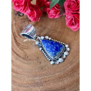 Pendentif religieux vintage fait main Damian en coton, lapis-lazuli et argent sterling avec serti clos et motif numérique en or rose - Product Image 2