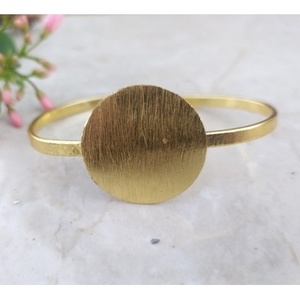 Bracelets classiques faits à la main en laiton plaqué or, style élégant avec design classique - Product Image 5