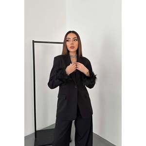 Ensemble blazer et pantalon à revers en plumes noires - Crêpe uni élégant pour femmes - 2 pièces longues - Product Image 3
