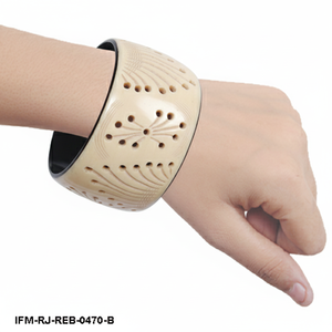 Brazalete Artesanal de Resina Tallada, Crepusculum, Color Crema Marfil, Diseño Calado, Elegante Brazalete Hecho a Mano - Product Image 2