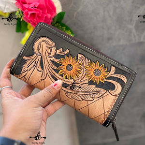 Embrayage de sculpture à la main en cuir véritable Portefeuille en cuir de sculpture de fleurs Embrayage unique élégant à la main - Product Image 1