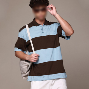 T-shirt décontracté à rayures avec appliques aux épaules tombantes, en polo à bretelles surdimensionnées contrastées de couleur bleue et marron - Product Image 1