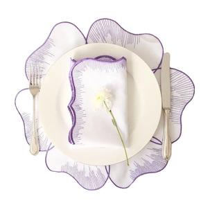 Ensemble de napperons et serviettes de table design en forme de fleur avec couleurs de broderie personnalisées pour la maison ensemble de tapis de restaurant en lin blanc festonné - Product Image 1