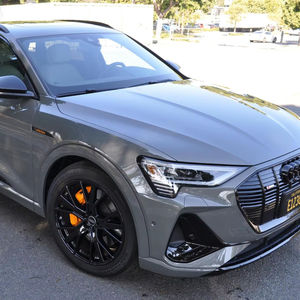 Audi e-tron Quattro AWD Plus 2022 d'occasion en excellent état, sans accident, conduite à gauche/droite - Product Image 1