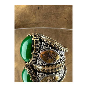 Anillo de Plata para Hombre con Piedra de Ágata Verde y Bordes Grabados - Product Image 2