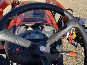 Tracteur à chenilles haute performance 2025 Bad Boy Tractors Série 3026 avec pelle rétrocaveuse BBH200 - Product Image 2