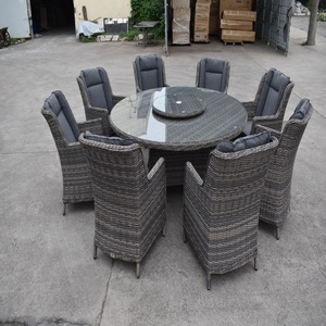 Ensemble de salon moderne en rotin tressé d'extérieur avec table à manger en verre et tissu PE pour entrepôt et ferme - Product Image 1