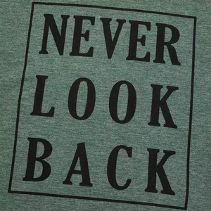 Conjunto Casual de Verano para Hombre: Camiseta Gris de Cuello Redondo con Pantalones Cortos Negros con Cordón y Estampado 'Never Look Back' - Product Image 6