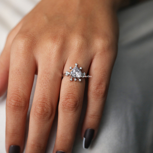 Lujoso anillo de compromiso de oro sólido de 10K para mujer con corte de corazón Lab Grown Diamond Round Cluster IGI Certified - Product Image 5