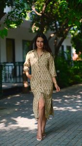 Robe midi en rayonne à motif floral ethnique, unique, tendance, décontractée, avec logo uni au dos, imprimé floral sans effort, taille 6XL - Product Image 3