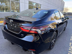 Toyota Camry SE FWD 2023 Impecable - Product Image 3