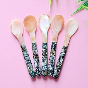 Cuillères à caviar en nacre faites à la main gravées sur mesure pour les repas gastronomiques et les occasions spéciales Connect Direct Manufacturer - Product Image 2