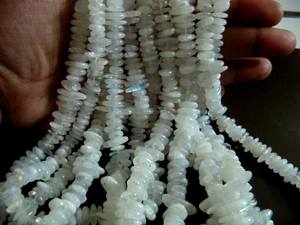 Perles de 10mm à 15mm en forme de pépite de pierre de lune blanche naturelle lisse et plate, brin de perles de fabrication de bijoux de 8 pouces de long - Product Image 2