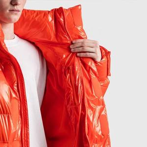 Chaqueta acolchada naranja con logotipo personalizado, abrigo de burbuja brillante Unisex, ropa de calle de invierno con cuello levantado de alta calidad, diseño OEM - Product Image 4