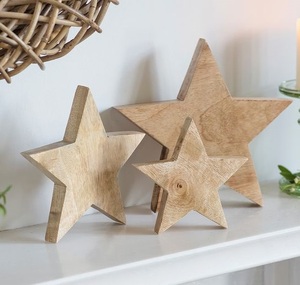 Centre de table de Noël en bois avec nouveau design moderne comprenant des lumières en pin givré et un plateau en bois fait à la main - Product Image 3
