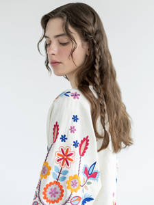 เดรสแขนยาวปักลายดอกไม้ยูเครนสีขาว - Product Image 5