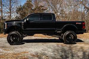 F-250 Super Duty Lariat 2023, 4x4, Motor V8 de 7.3 Litros, Tracción en las Cuatro Ruedas, Elevación de Suspensión de 8 Pulgadas, Modificaciones Todoterreno - Product Image 3