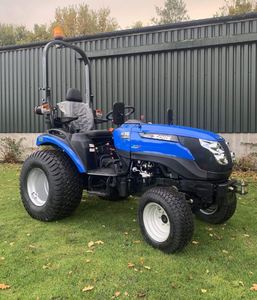 Eficiente tractor cortacésped Solis Mini en venta, con motor diésel, compacto, 4x4, sistema de corte potente, ideal para pequeñas explotaciones agrícolas. - Product Image 3