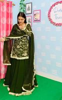 LANCEMENT DU NOUVEAU DESIGNER DE FÊTE ET DU LEHENGA AVEC DU TRAVAIL DE BRODERIE ET DE LA DENTELLE AVEC L'ENSEMBLE DUPATTA
