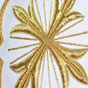 Hermosa Goldwork Iglesia Litúrgica Emblema Cruz Lingotes Insignias Bajo MOQ Insignias decorativas para coser Precio barato Material de metal - Product Image 6