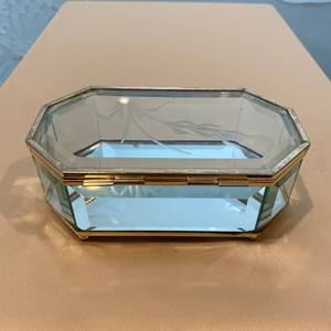 Boîte à bijoux en verre de forme rectangulaire avec cadre en métal doré, parfaite pour ranger bagues, colliers et accessoires fins - Product Image 2