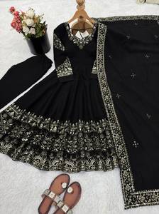Robe élégante en soie romaine avec broderie et travail de sequins, avec un bas en micro-coton et un dupatta en soie romaine, ensemble prêt-à-porter. - Product Image 6