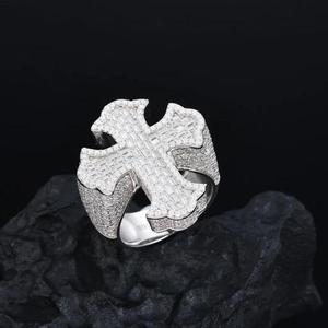 Anillo de Hip Hop Personalizado con Baño de Rodio y Plata, Diseño de Cruz con Diamantes Baguette, para Bodas, Fiestas y Aniversarios - Product Image 2