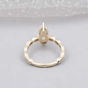 Anillo de Compromiso de Oro Amarillo de Inspiración Vintage con Certificado IGI, Banda de Diamantes con Corte Marquesa - Product Image 4