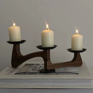 Candelabro de Metal Negro Mate con Triple Pilar de Madera de Nogal, Centro de Mesa Moderno de Mediados de Siglo, Adornos para Mesa de Boda - Product Image 1