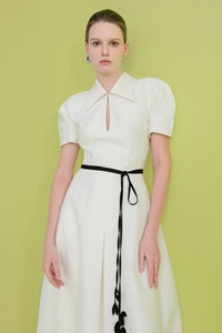 Design de luxe A-ligne Silhouette robe femme avec fente avant manches bouffantes noir et blanc SATIN MIDI ROBE BLANC ANT Vietnam - Product Image 4