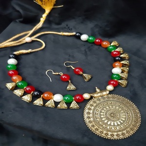 Collares hechos a medida con colgantes de latón hechos con cuentas de vidrio ideales para accesorios de moda y diseñadores de joyas con pendientes rojos - Product Image 1