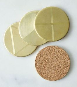 Ensemble de 4 sous-verres en métal poli doré avec texture martelée, parfaits pour une décoration de table élégante et un usage quotidien, en provenance d'Inde - Product Image 2